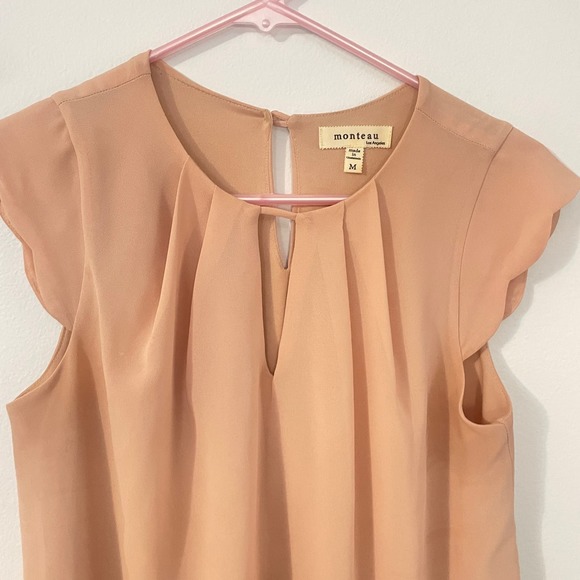Monteau Peach Scallop Flutter Sleeve Chiffon Pleated Keyhole Top Size Medium - Picture 3 of 6